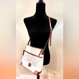 Dooney & Bourke Crossbody Purse, outstanding condition!